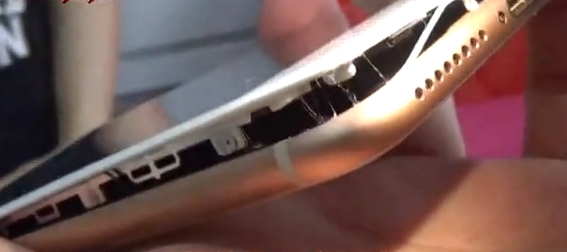 iPhone 8Plus充電中突然爆裂