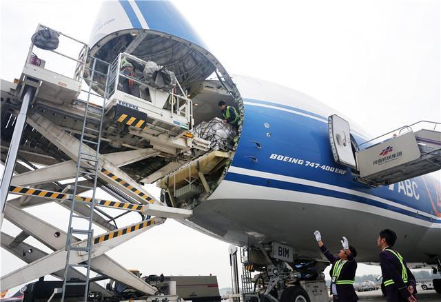 首批4.65萬臺iPhone X從鄭州發(fā)貨出境