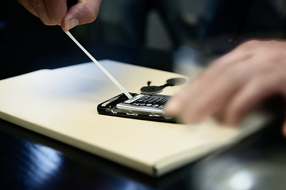 手機電池老化？更換電池一分鐘就搞定