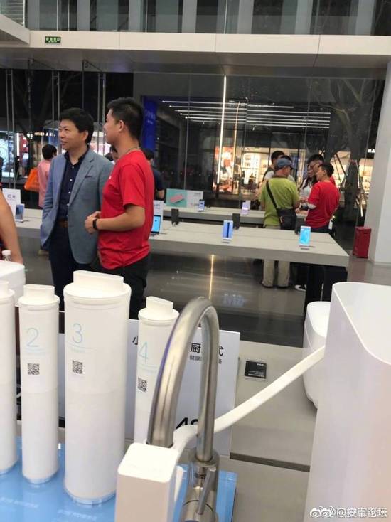 搞事情？華為余承東現(xiàn)身深圳小米之家旗艦店