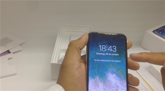 全球首個(gè)iPhone X用戶開(kāi)箱來(lái)了：開(kāi)機(jī)被驚到 越用越愛(ài)！