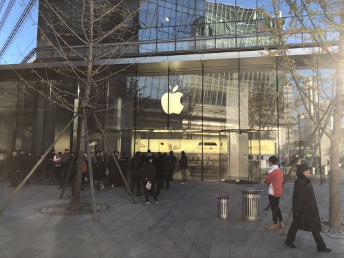 iPhone X今日首發(fā) 預(yù)約取貨現(xiàn)場(chǎng)氣氛火爆