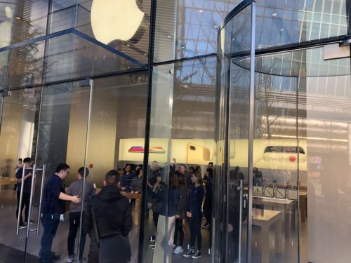 iPhone X今日首發(fā) 預(yù)約取貨現(xiàn)場(chǎng)氣氛火爆