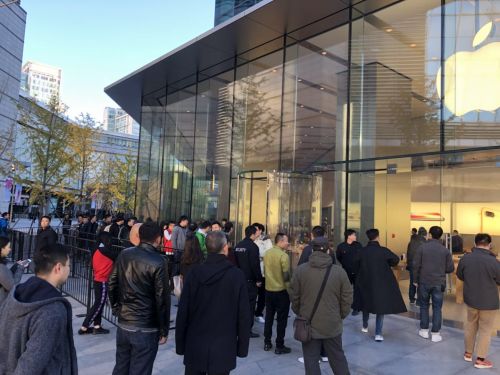 iPhone X今日首發(fā) 預(yù)約取貨現(xiàn)場(chǎng)氣氛火爆