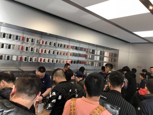 iPhone X今日首發(fā) 預(yù)約取貨現(xiàn)場(chǎng)氣氛火爆
