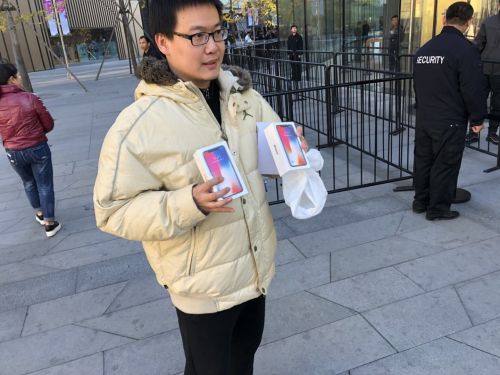 iPhone X今日首發(fā) 預(yù)約取貨現(xiàn)場(chǎng)氣氛火爆