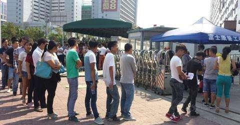 快要扛不住了，富士康人事小姐透露，每個月6萬員工辦離職！