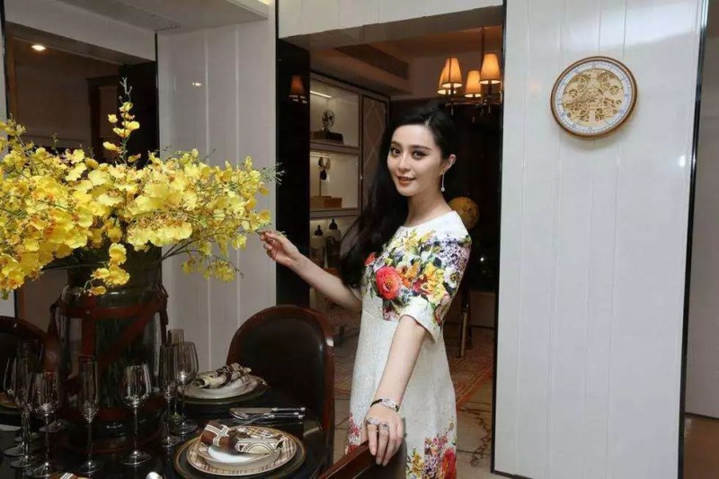 香港“殖民地思維”令李嘉誠慘失2000億，出路何在？