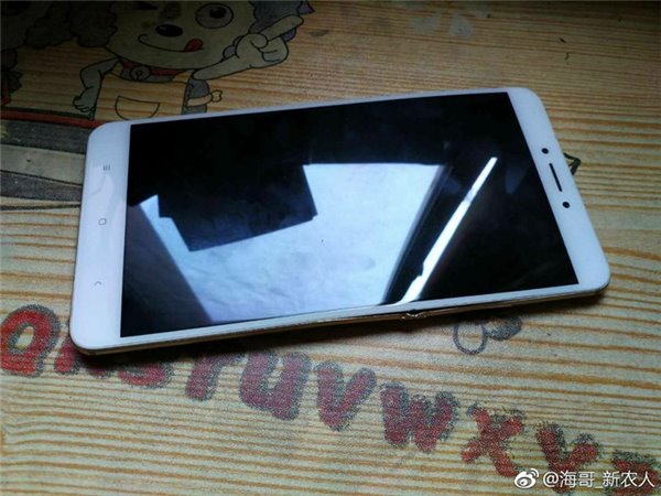 小米Max2車禍被撞彎，掰直還能打電話