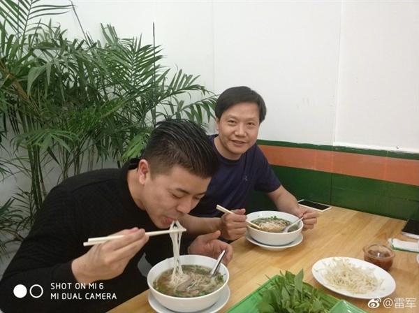 雷軍曬照：越南吃河粉，米粉送斗笠！網(wǎng)友直呼太接地氣了