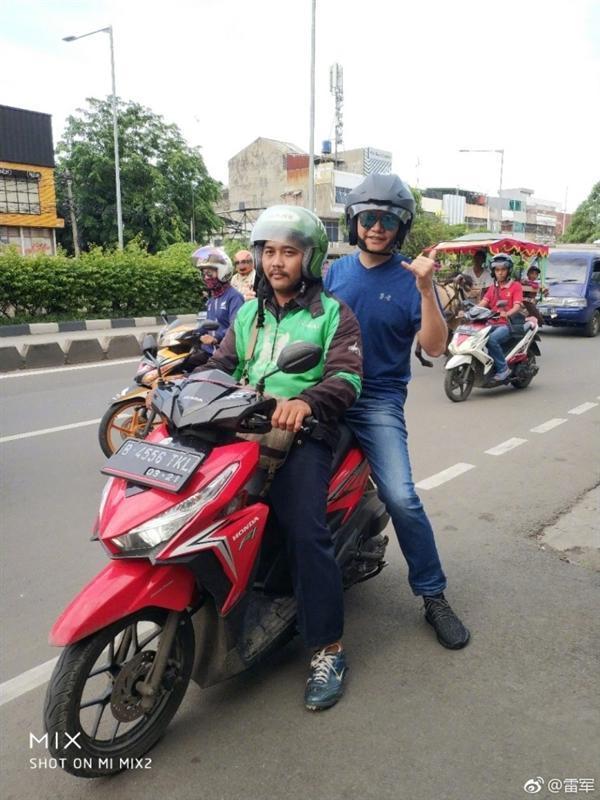 雷軍曬照：越南吃河粉，米粉送斗笠！網(wǎng)友直呼太接地氣了