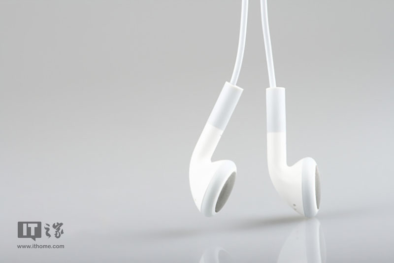 2017年中國(guó)耳機(jī)耳麥?zhǔn)袌?chǎng)零售規(guī)模達(dá)92億元