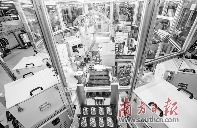 vivo對新研發(fā)的手機(jī)進(jìn)行按鍵點(diǎn)擊壽命測試。