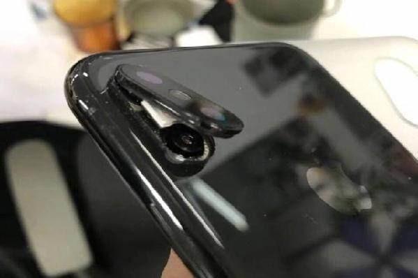 iPhone X攝像頭蓋翹起 接近萬元質(zhì)量堪憂