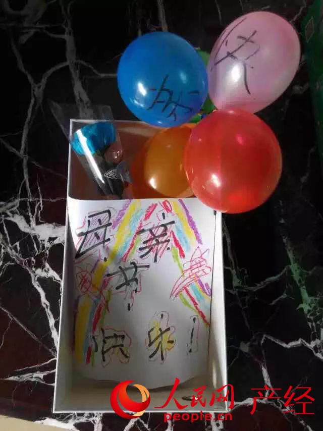 【春運“擺渡人”】客艙保障員:日換椅套2000個的“快手團(tuán)隊”