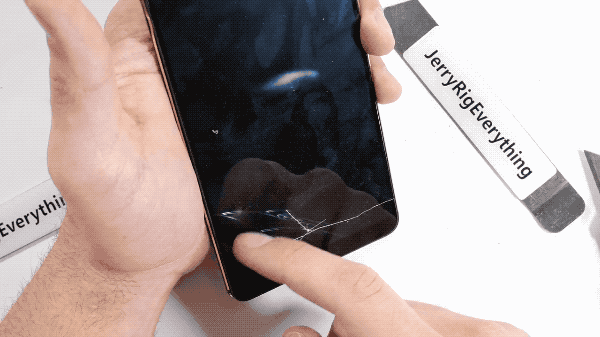 vivo X20Plus UD版暴力測(cè)試：屏下指紋無懼劃痕