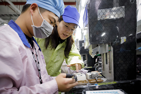 跟著蘋果中國掌門探秘手機代工廠：機器貼膜，蘋果工程師常駐
