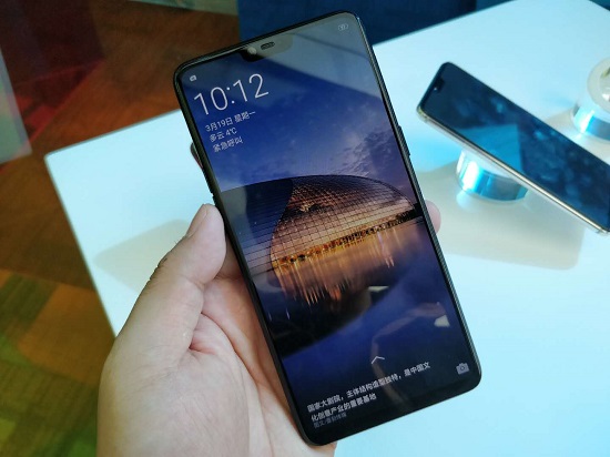 OPPO R15系列發(fā)布：90%屏占比異形全面屏，2999元起售