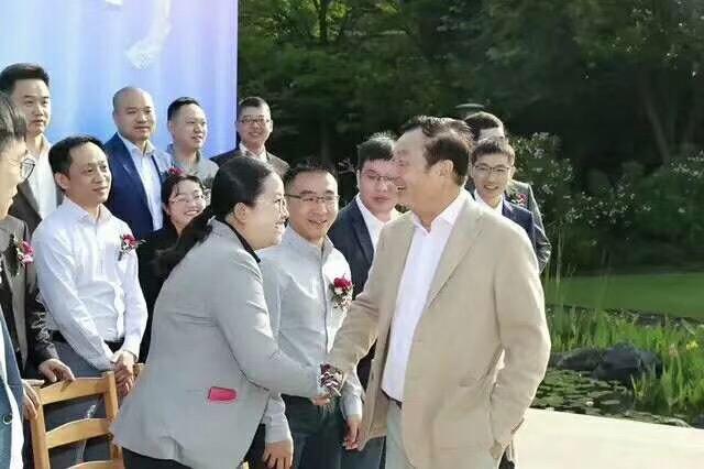 任正非為金牌員工頒獎(jiǎng)100萬