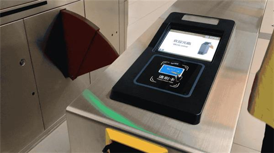 抱著四部手機坐了12次地鐵公交：刷iPhone才是最好的體驗