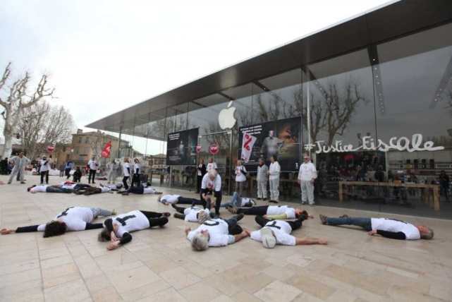 數(shù)十人在法國(guó)蘋果零售店“躺尸” 抗議蘋果偷稅漏稅