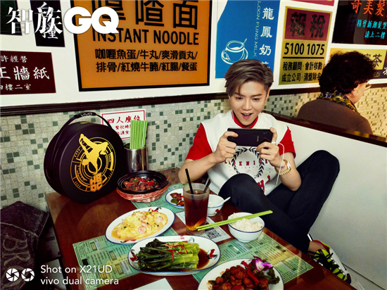 vivo特意打造了X21黑金定制禮盒慶生，粉絲狂歡