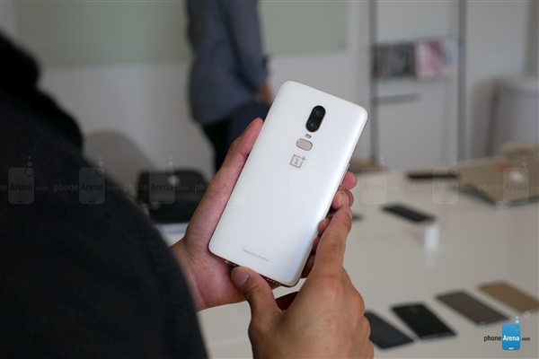 一加手機6在海外先行發(fā)布：驍龍 845、劉海屏，保留耳機孔