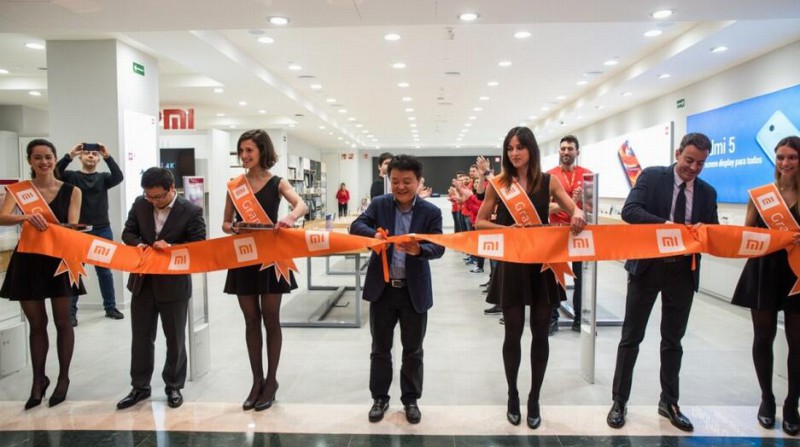 小米首家法國(guó)實(shí)體店開業(yè) 米粉雨天打傘排隊(duì)