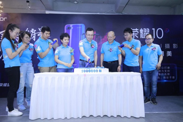 榮耀10銷量破百萬:下個月發(fā)的新旗艦將有“很嚇人的技術(shù)”