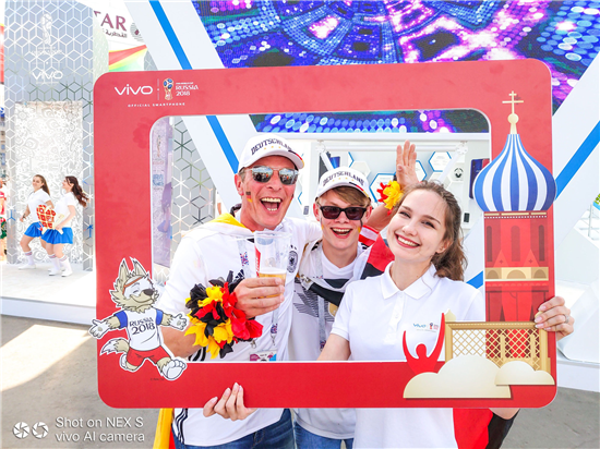 世界杯賽場(chǎng)內(nèi)非凡時(shí)刻頻出，賽場(chǎng)外vivo體驗(yàn)區(qū)獨(dú)占C位