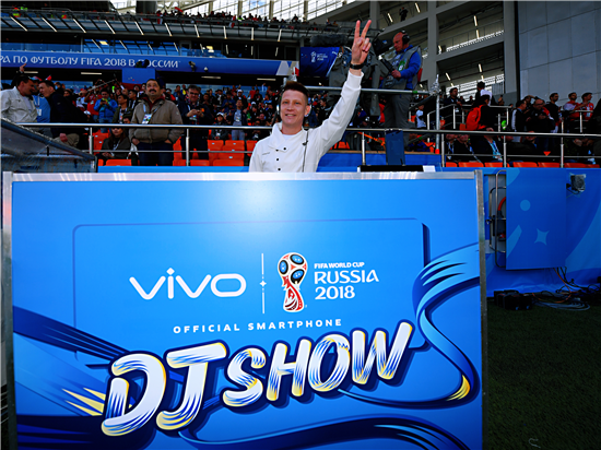 世界杯賽場(chǎng)內(nèi)非凡時(shí)刻頻出，賽場(chǎng)外vivo體驗(yàn)區(qū)獨(dú)占C位