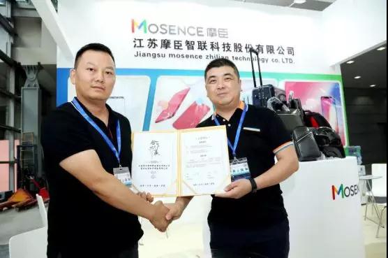 站上高端3D玻璃的風口，提前布局產(chǎn)能，摩臣智聯(lián)再購龍雨電子60臺熱彎設備擴產(chǎn)