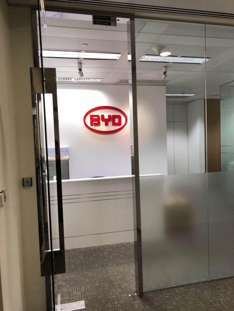 比亞迪億級(jí)廣告詐騙奇案：神秘中間人李娟和她的隱秘上線