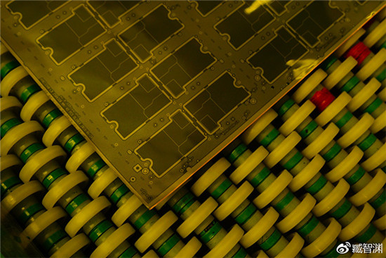 小米8透明探索版后殼不是貼紙那么簡(jiǎn)單：45道工藝、電路完整