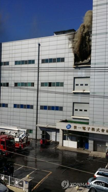 韓國(guó)工廠突發(fā)火災(zāi)致9死 2名工人4樓跳下喪生