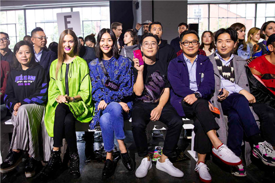 光感美學(xué)亮相紐約，vivo X23登上紐約時(shí)裝周T臺(tái)