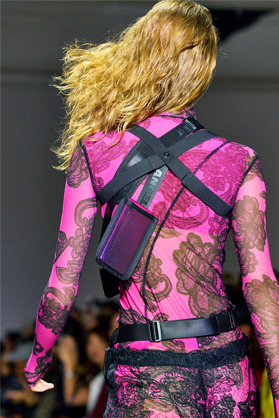 光感美學(xué)亮相紐約，vivo X23登上紐約時(shí)裝周T臺(tái)