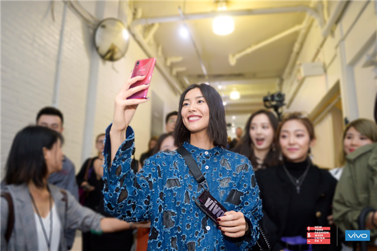 劉雯對(duì)話vivo產(chǎn)品設(shè)計(jì)師：時(shí)尚就是個(gè)性與自我的表達(dá)