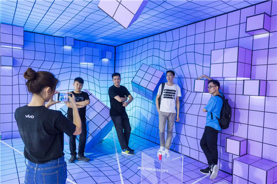 全新vivo X23亮相天翼展，時(shí)尚外觀吸引眾人圍觀