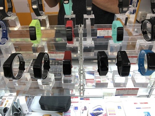 深圳華強北智能手環(huán)調查:品牌那么多 功能差不多