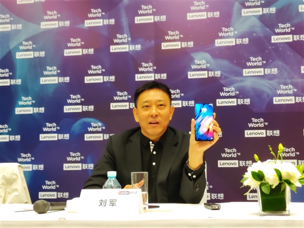 聯(lián)想滑蓋手機現身:屏占比近乎100% 或10月發(fā)布