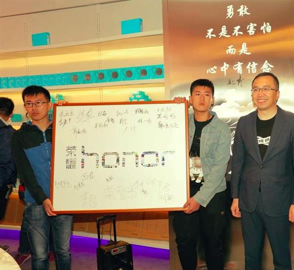 榮耀一千零一店風(fēng)變 全國首家真正意義上的潮玩體驗(yàn)館來了