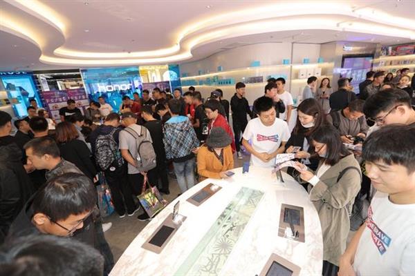 榮耀一千零一店風(fēng)變 全國首家真正意義上的潮玩體驗(yàn)館來了