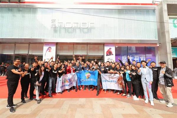 榮耀一千零一店風(fēng)變 全國首家真正意義上的潮玩體驗(yàn)館來了