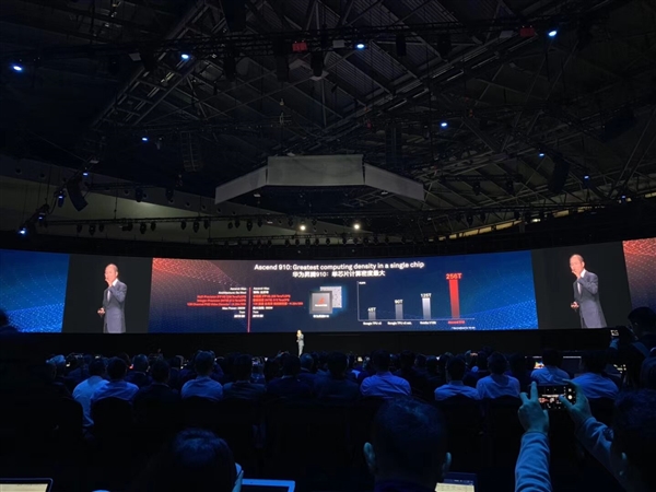 華為發(fā)布7nm自研AI芯片:?jiǎn)涡酒?jì)算密度最大 明年Q2上市