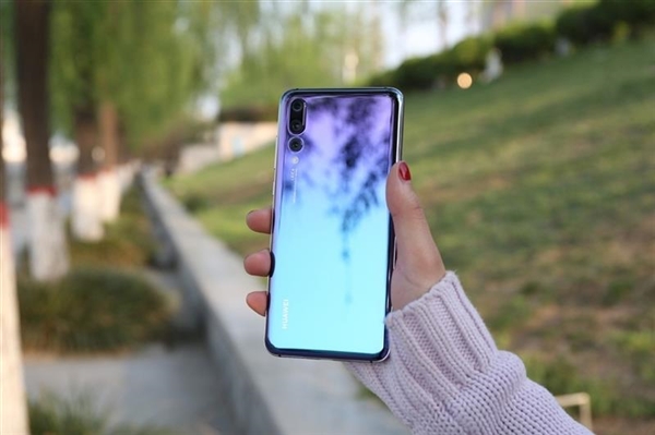 越來(lái)越多手機(jī)使用雙玻璃材質(zhì)：你能接受嗎？