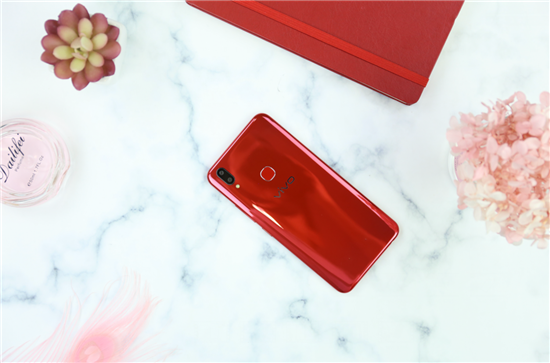 vivo Z1青春版上手體驗(yàn)：時(shí)尚外觀，旗艦實(shí)力
