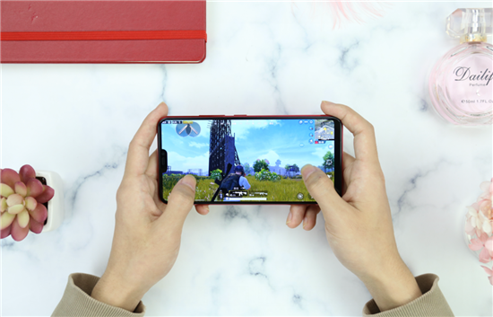 vivo Z1青春版上手體驗(yàn)：時(shí)尚外觀，旗艦實(shí)力