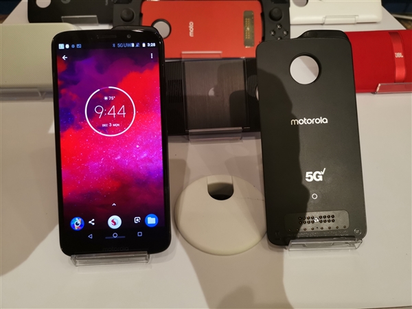 聯(lián)想秀全球首款5G手機(jī)Moto Z3：模塊升級 筆記本也能用