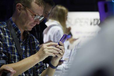 中國(guó)制造崛起縮影：國(guó)產(chǎn)手機(jī)從無(wú)名氏到“被忌憚”